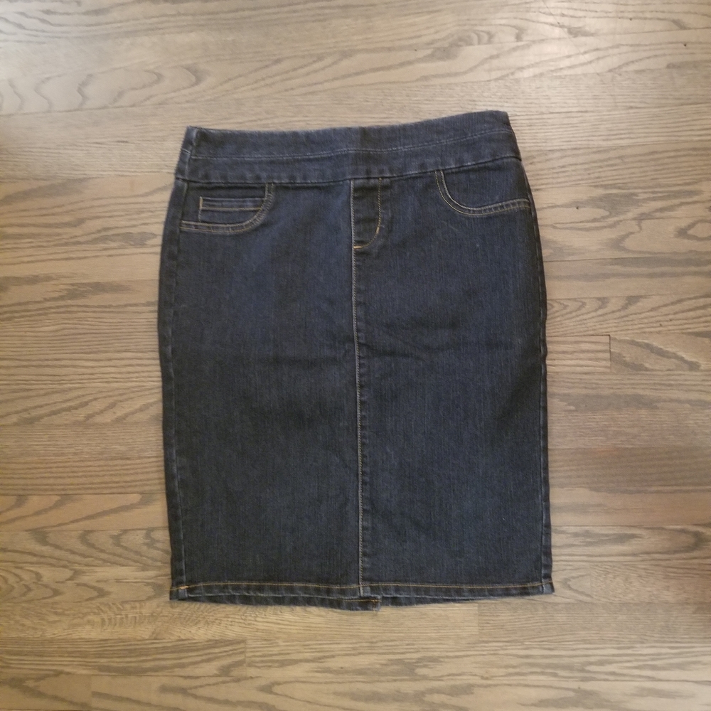 NWOT Dark denim skirt size 6